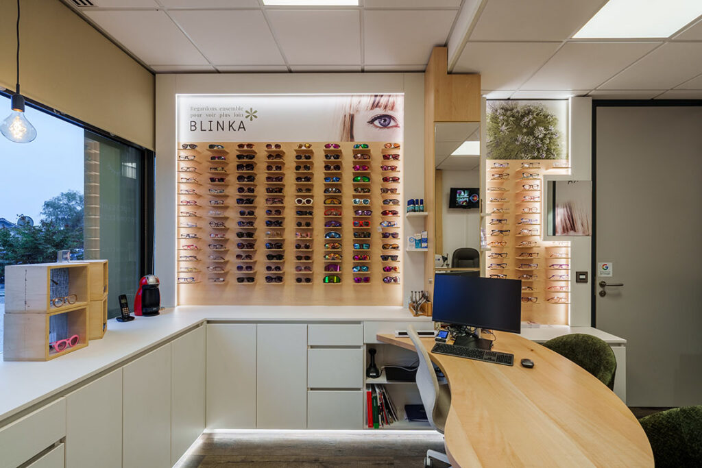 aménagement étagère boutique annecy haute savoie sur-mesure bois ébéniste menuisier