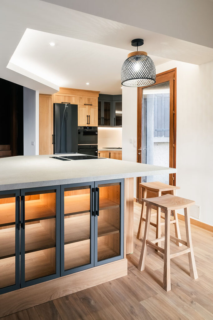Aménagement sur-mesure ilot central tabourets cuisine en bois savoie haute-savoie menuisier ébéniste