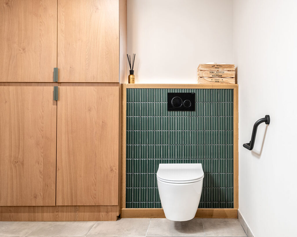 amenagement meubles rangement sur-mesure bois salle de bain toilettes ebeniste menuisier
